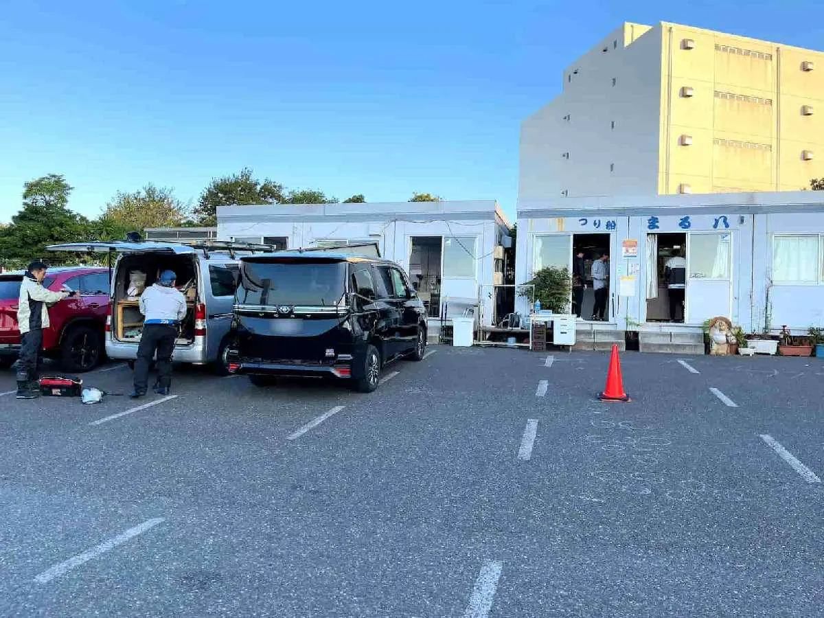 広い駐車スペースは受付棟の目の前　©釣りビジョン