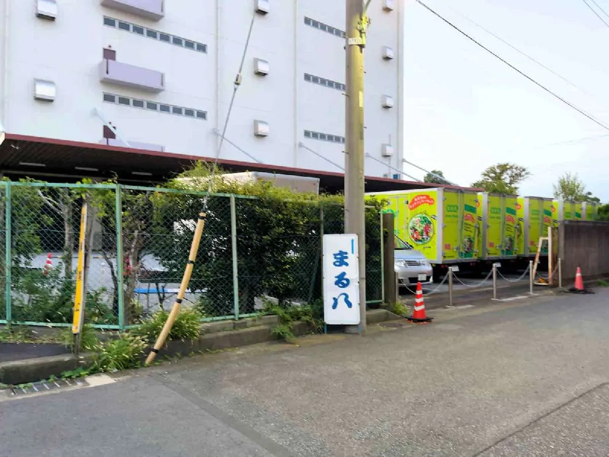 『まる八』への目印看板を右折　©釣りビジョン