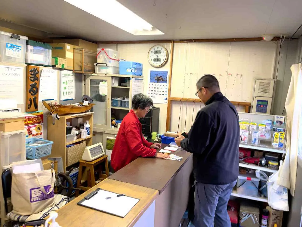 名簿に記入し、乗船料を支払う　©釣りビジョン