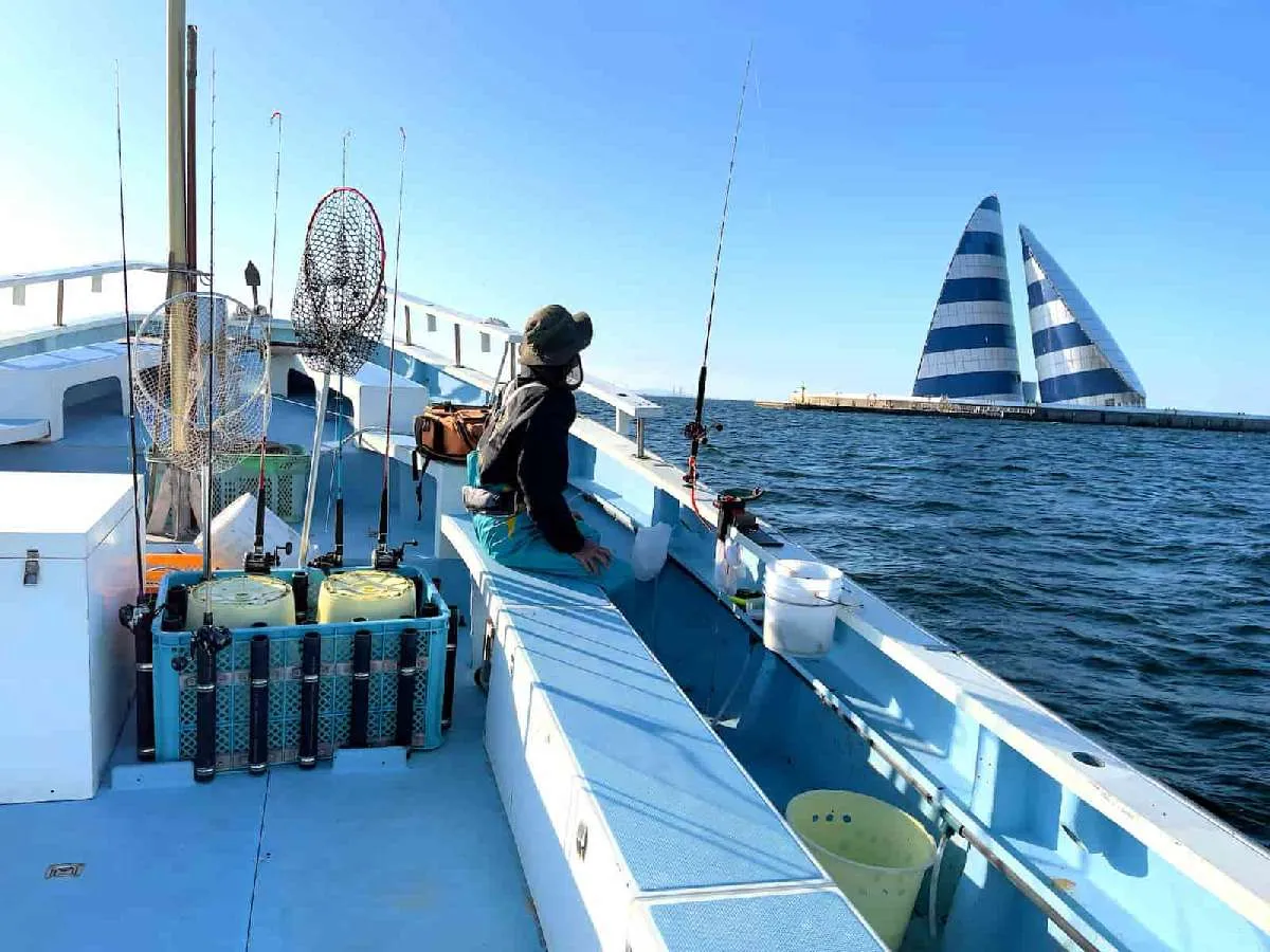 釣り場までは東京湾の名所をプチクージング　©釣りビジョン