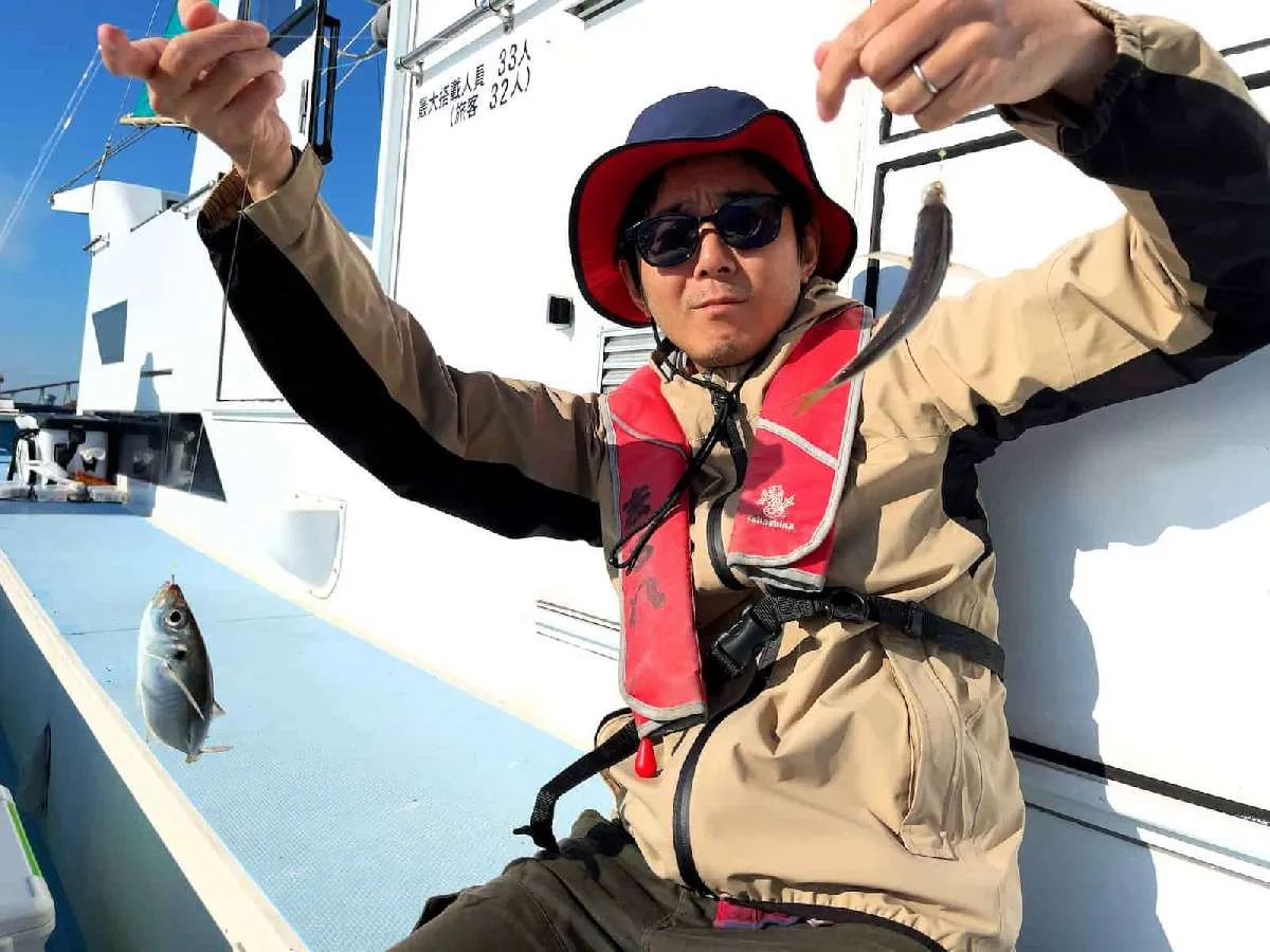 開始間もなく、一投目から一荷でキタ！　©釣りビジョン