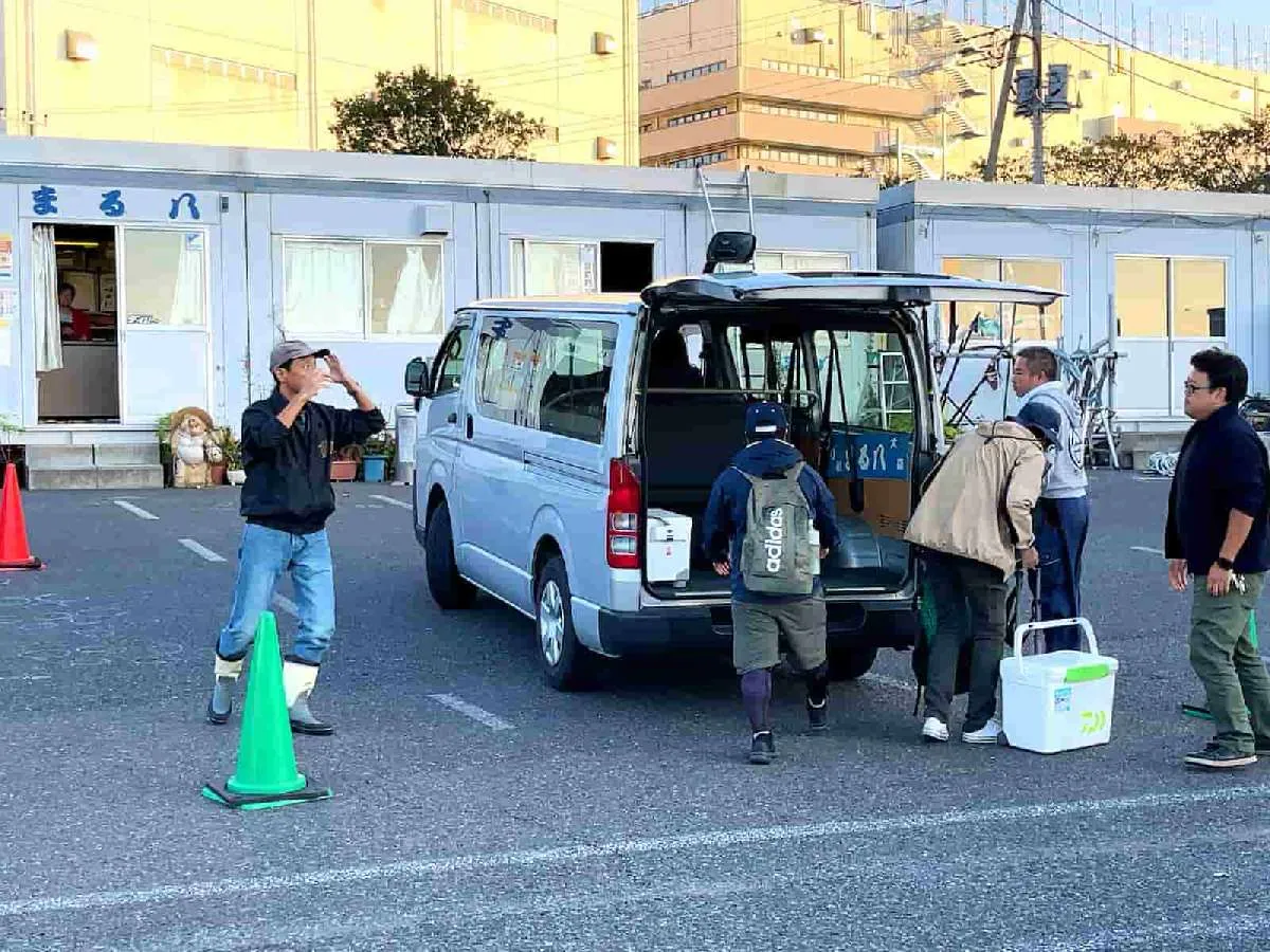6時30分、駅からの送迎ワゴンが到着　©釣りビジョン