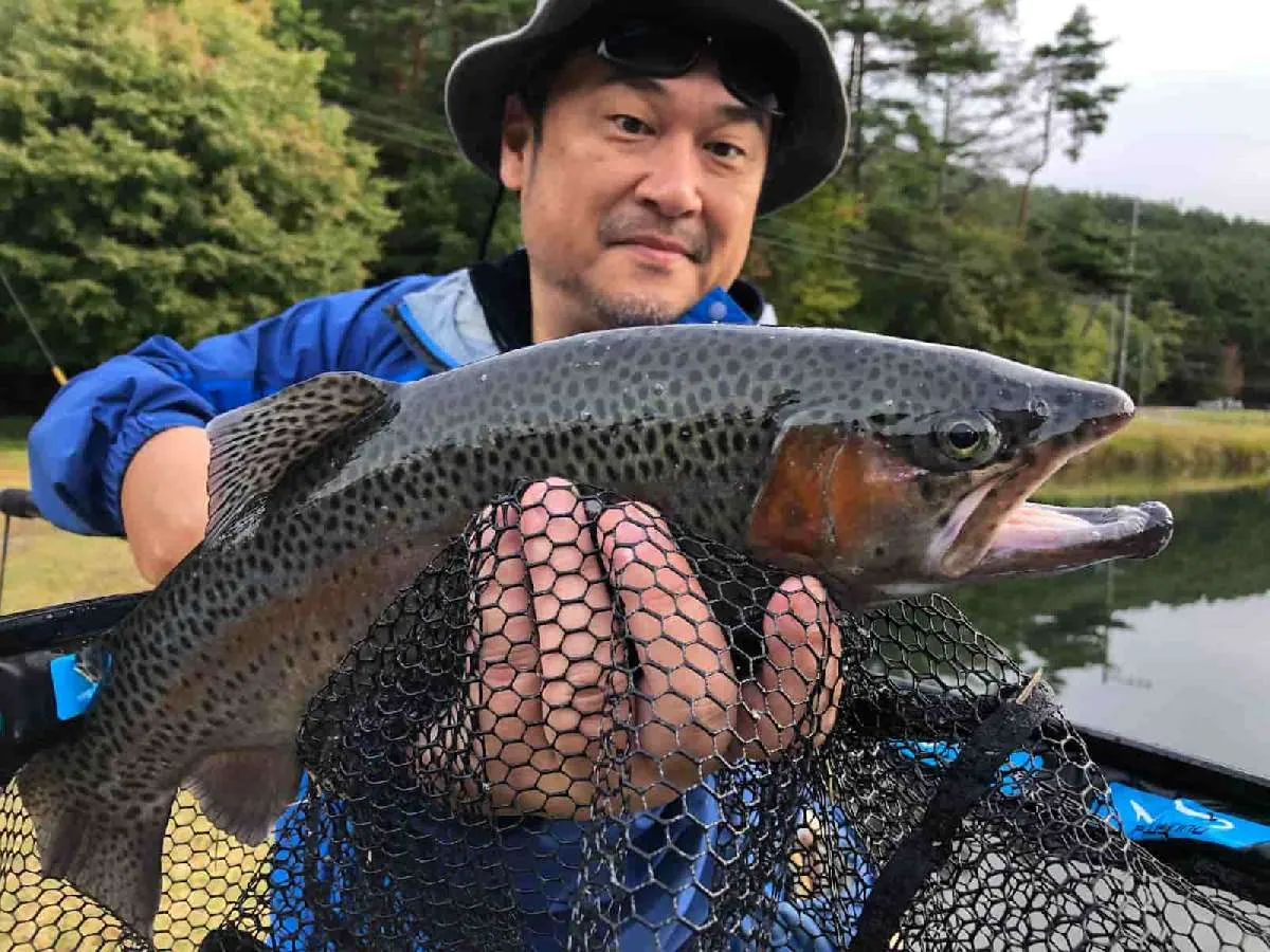 続けて2尾目。ルアーは同じく得意なグラントレモ40MR F。まわりが釣れていないなか、自分だけ連発！気持ちイイねぇ。釣れたニジマスの顔つきは、さらにオスっぽい（笑）。イクラは期待薄だな　©宮崎紀幸