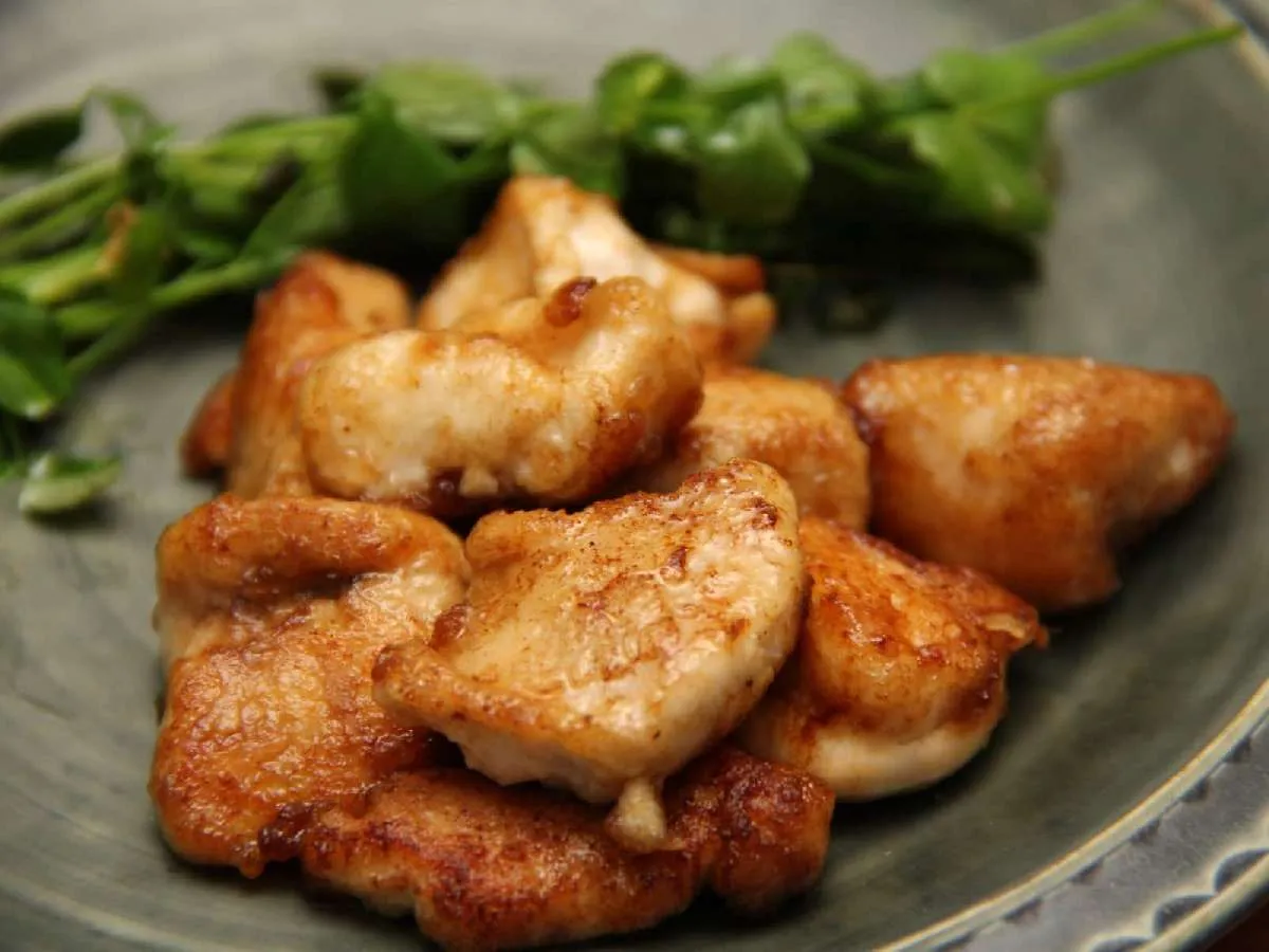 こちらは白子のバターしょう油焼き。やや濃厚な味わいとなる。外はこんがり、中はふんわり。これまたお酒が進む珍味　©宮崎紀幸