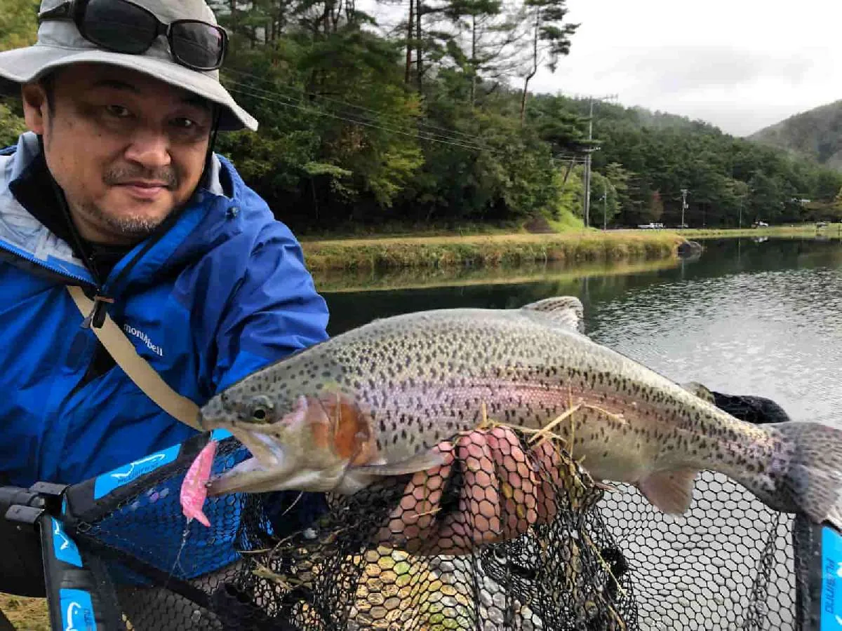 ムカイのグラントレモ40MR Fでキャッチしたコンディションのいいニジマス。どんなもんだい！鼻先が尖り気味……オスかな？　©宮崎紀幸