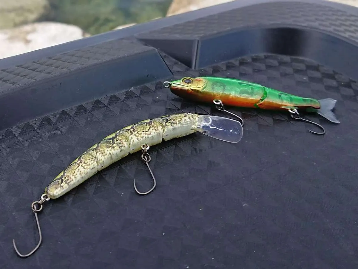 どちらも70mm。エリア用のルアーとしては最大クラスのサイズだが、小型の魚も問題なくアタックしてくる。　©釣りビジョン