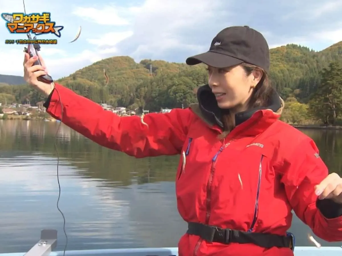 番組ナビゲーターの佐久田瑠美。モデル、タレント活動をこなしつつ、趣味である釣りに勤しむ。とくにワカサギ釣りには目がなく、釣行を重ねている。©釣りビジョン