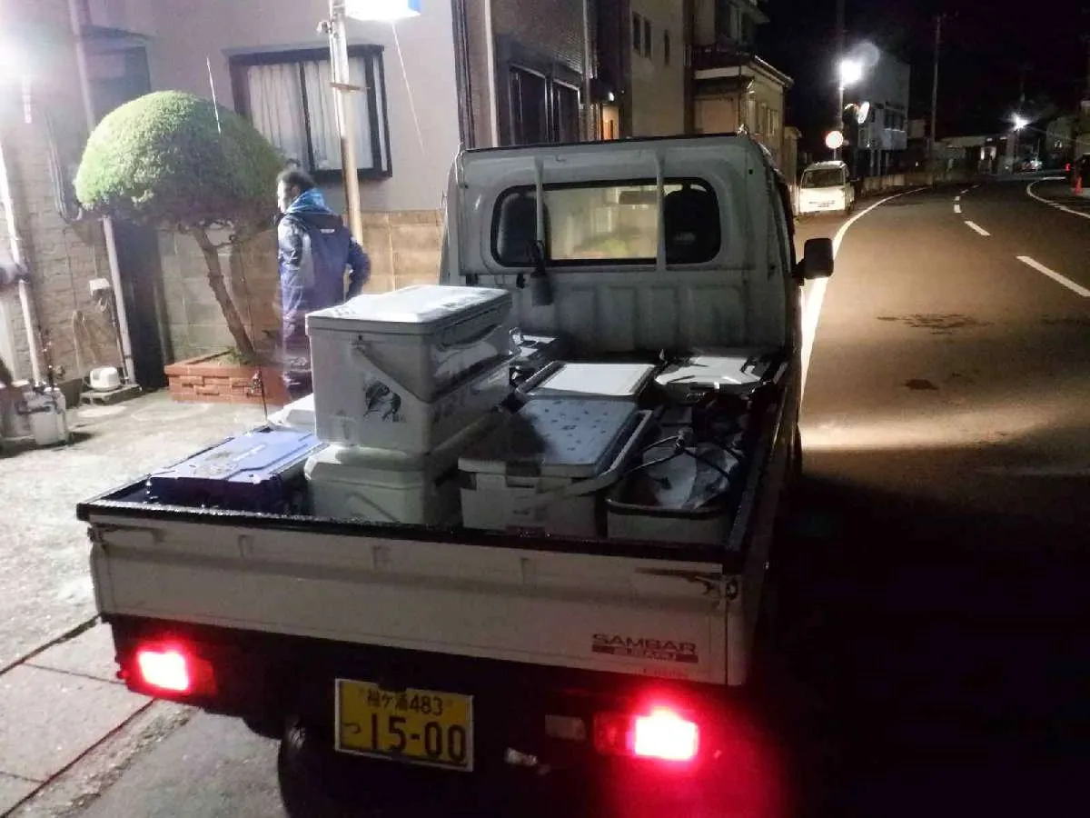 荷物を軽トラに積むと船着場まで運んでくれる ©釣りビジョン