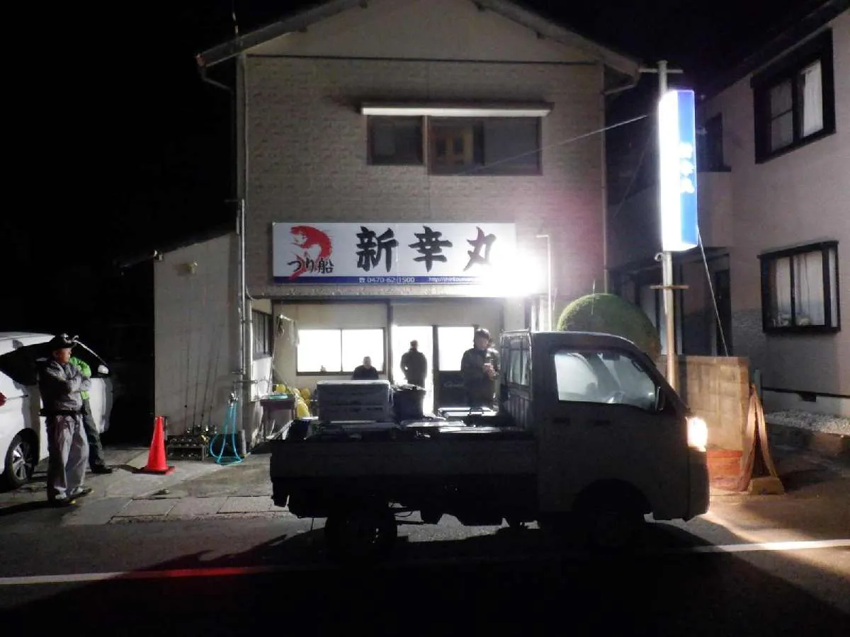 『新幸丸』船宿休憩所。この左の駐車場に車を停めた ©釣りビジョン