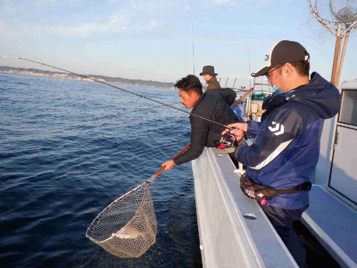 良型は山口大地若船長がタモ入れしてくれる ©釣りビジョン