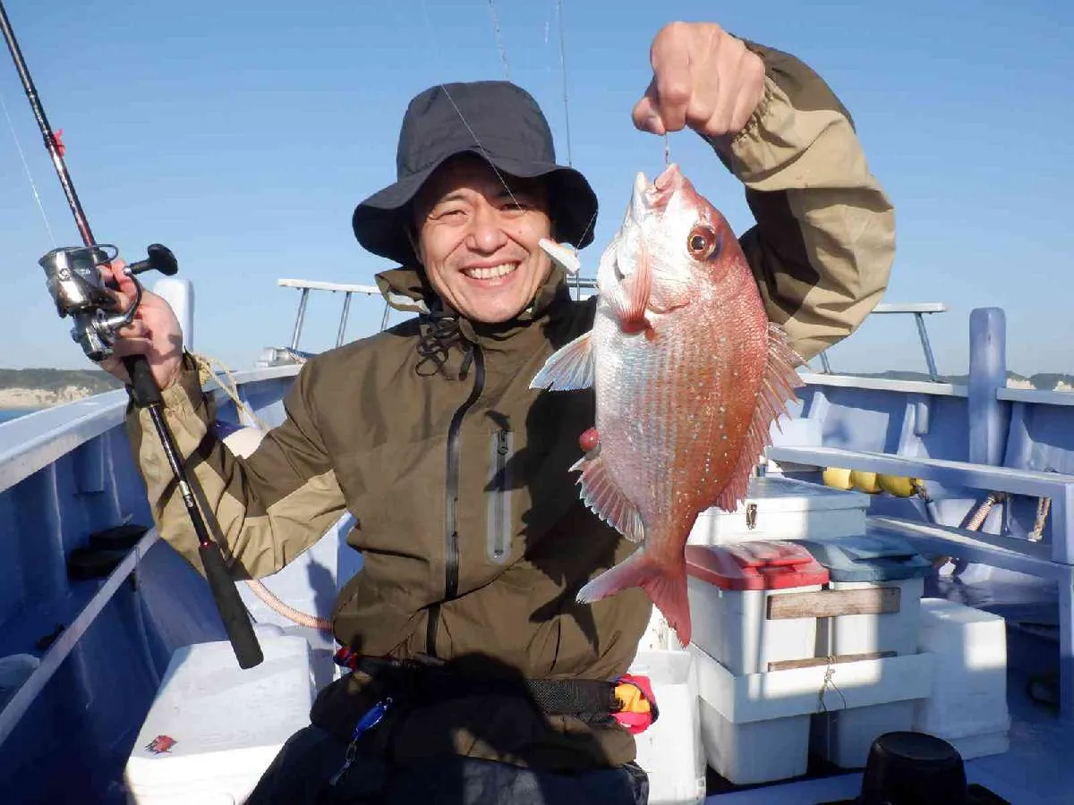 元気いっぱいの700、800ｇのマダイ！ ©釣りビジョン