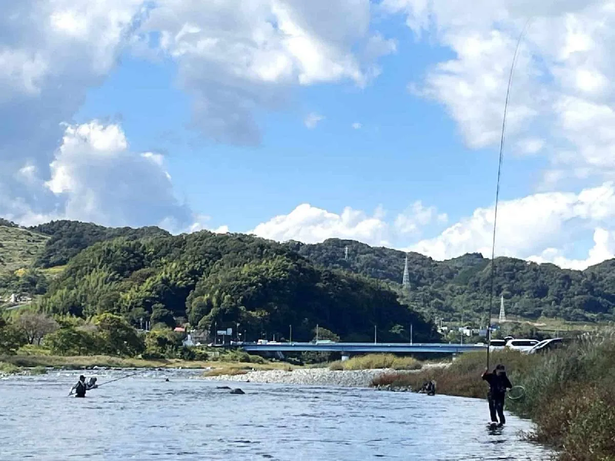 相方も良型アユの引きを楽しんだ　©釣りビジョン