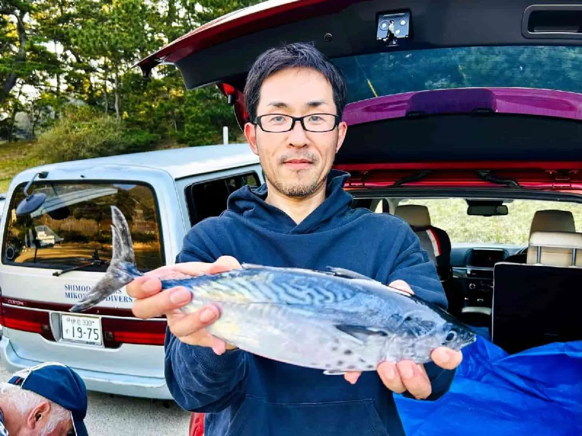隣の磯でスマガツオを釣り上げた嘉山さん　©釣りビジョン