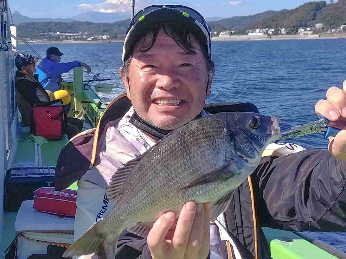 筆者にクロダイヒット ©釣りビジョン