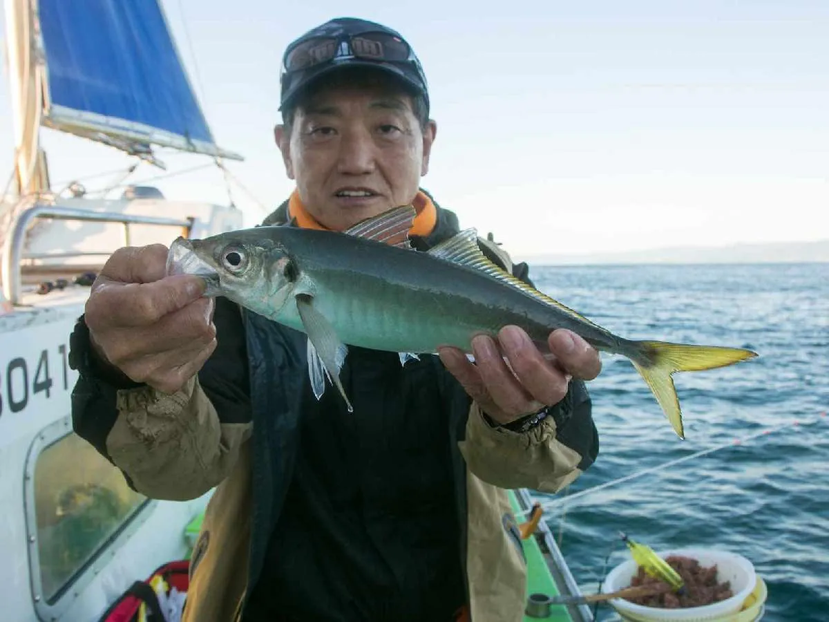 大型を上げて大満足　©釣りビジョン