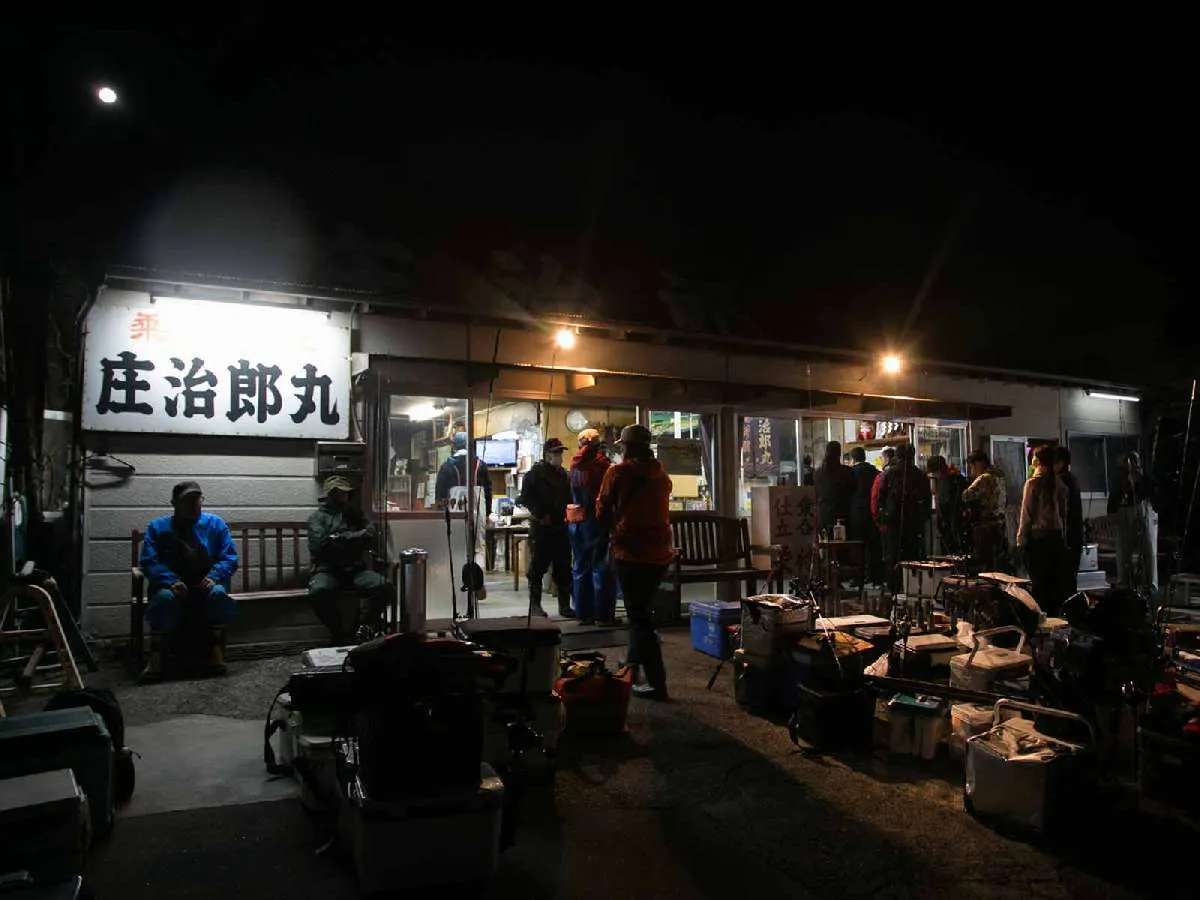 開店から賑わいを見せる『庄治郎丸』　©釣りビジョン
