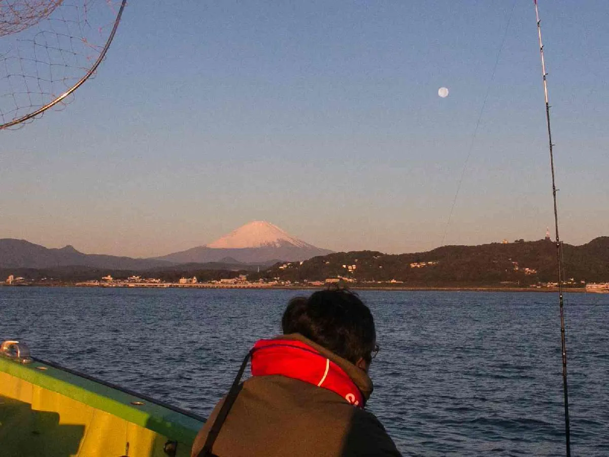 この日は満月、富士山と月の競演　©釣りビジョン