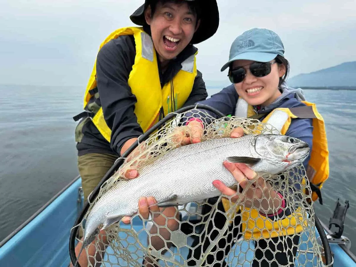 6月に語り部と一緒に釣ったビワマス。これは青砥さんの奥様が釣った57cmの大物。　©望月俊典