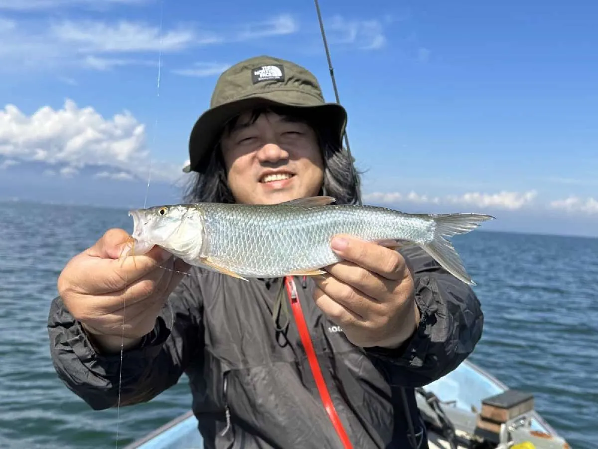釣れるけどハスばかり…。狙って釣ればハスも楽しいのだが、この日は招かれざる客である。　©望月俊典
