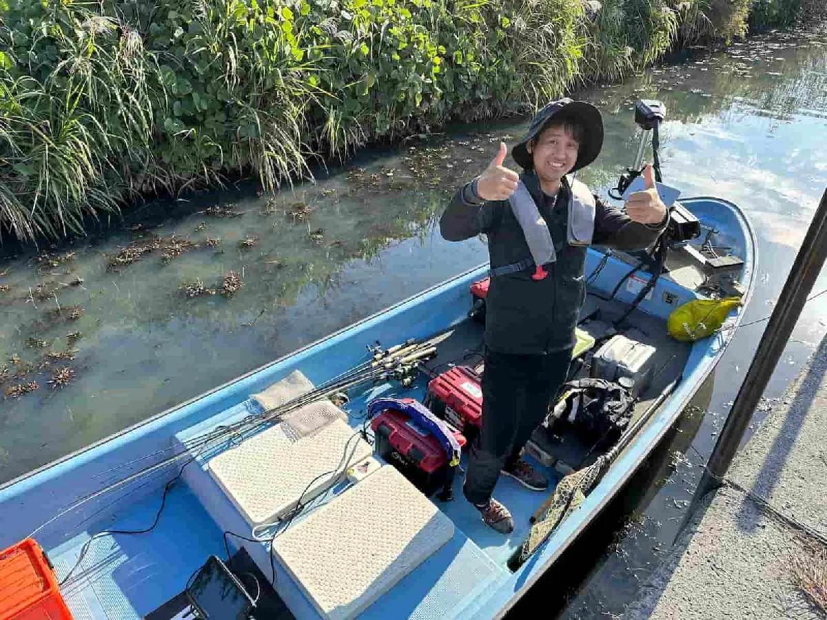 子供の頃に何度か海釣りをした経験はあるものの、本格的に釣りを始めたのは今年から。なお、名門高校野球部の元投手で、集中力と身体能力はかなり高そう。やる気も満タンである。　©望月俊典