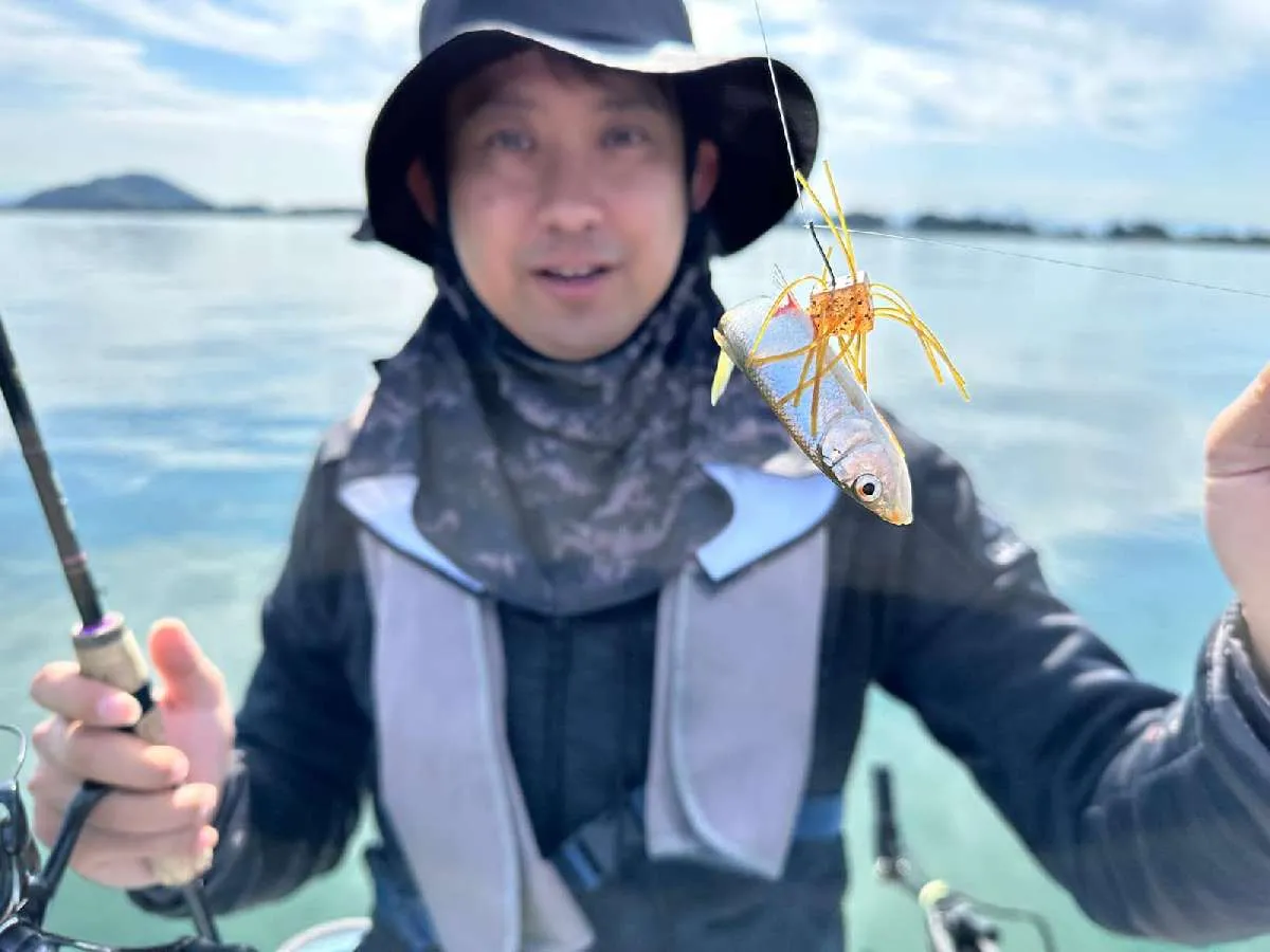 青砥さんも小さなハスをスレでキャッチ。　©望月俊典