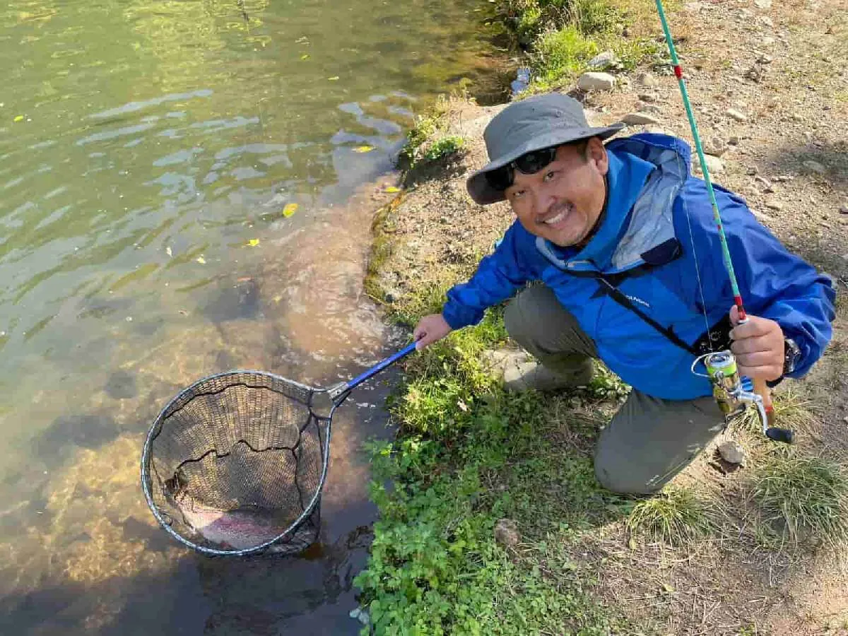 ビッグファイトを存分に楽しませていただきました。どうですか？僕だってしっかりとデカい魚が釣れるんですよ。ルアーと釣り場のポテンシャルのおかげじゃないかって？　ええ、そうですが何か？（笑）　©宮崎紀幸