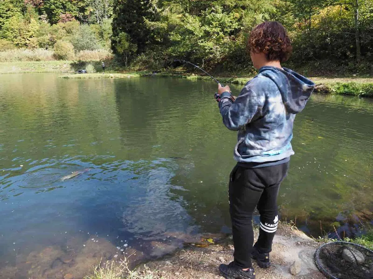 ルアーメーカー、カルテラスの本多さんが幸先よくヒット。寄せてきたレインボーは50cmクラス。さすがは大物池。アベレージサイズがデカい。そして、ルアーにも好反応だ！　©宮崎紀幸