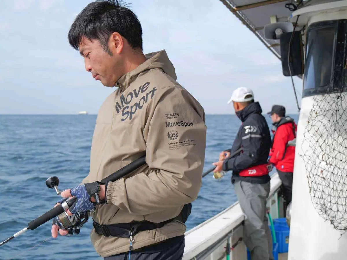 アコウのヒットにヤル気上昇！ ©釣りビジョン