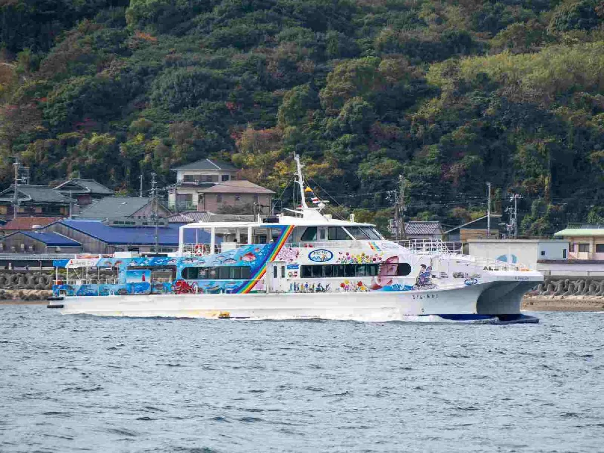 明石海峡の生活を結ぶ「ジェノバライン」恵比寿さんがタイを釣り上げている ©釣りビジョン