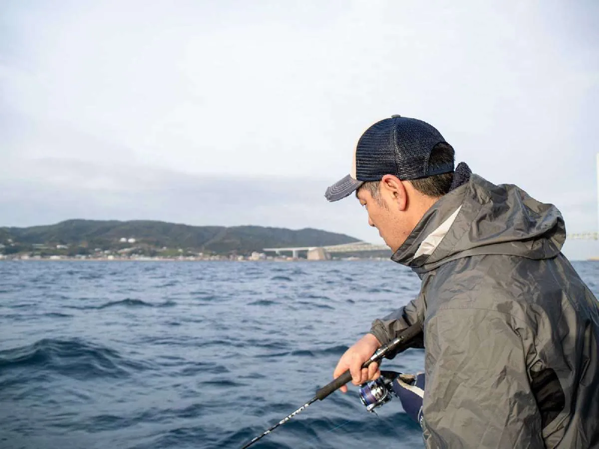 右舷トモでヒットの声！慎重にやり取りする ©釣りビジョン