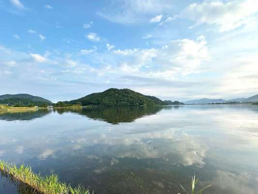 朝の久々子湖。割とどこにでもハゼはいる。穴撃ちなら満潮の前後がおすすめ。 ©望月俊典