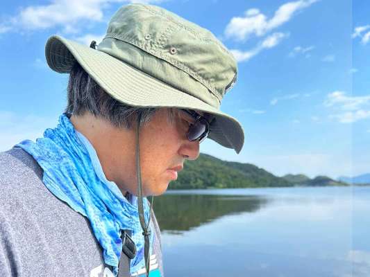 穴釣りには偏光サングラスが必須。釣果に明確な差が出る。 ©望月俊典