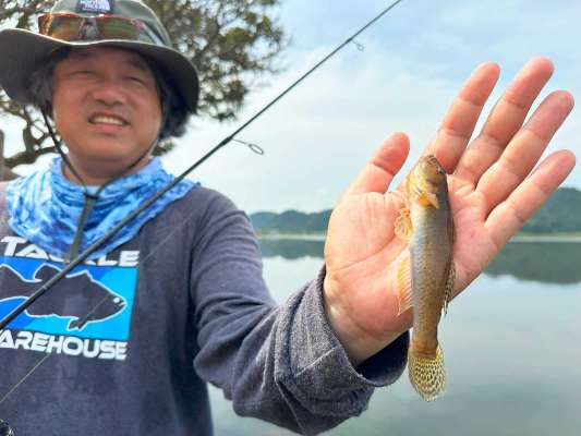 テトラの穴から釣れたハゼ。「釣った」感が高く、文句なしに面白い。 ©望月俊典