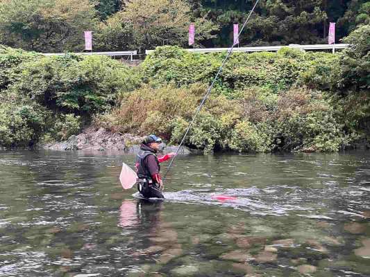 下流の大石の入ったポイントでもデカ鮎の連チャンが始まった！今日イチの鮎はこのポイントから！ ©釣りビジョン