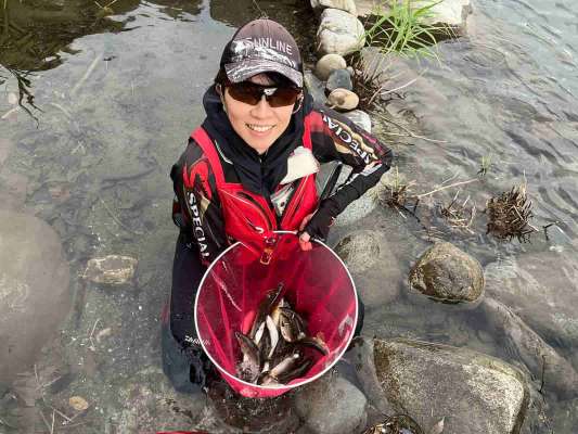 デカ鮎の数釣り成功！1尾1尾強烈な引きを味合わせてくれた！タモの中もズッシリ！ ©釣りビジョン