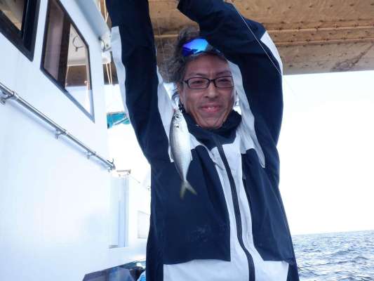 左舷胴の間でも釣れた！コマセが船全体に行き渡ったようだ。 ©釣りビジョン