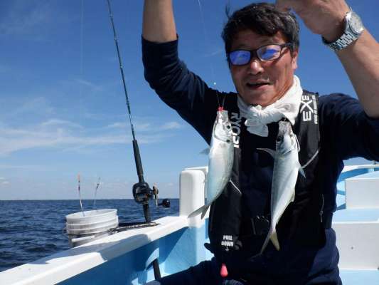 「やりました！美味そうなアジがダブルで釣れました！」 ©釣りビジョン