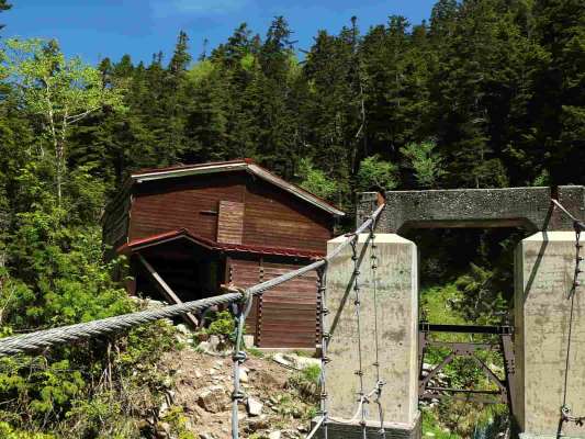 小屋明け前の薬師沢小屋、開幕のベルを待つ。 ©釣りビジョン