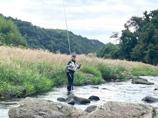 下流から上がって来た友人もこのポイントには見切りをつけ下流へと移動していった。後にこの下流瀬では連発もあり良く掛かったとの事。 ©釣りビジョン
