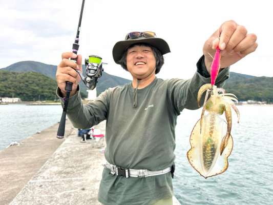 1投目で釣れたアオリイカ。9月よりもだいぶ成長している！ ©望月俊典