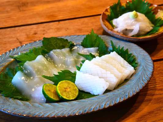 大きいアオリイカのボディはお刺身に。イカそうめん、薄造り、格子の湯霜造りにした。イカそうめんはアオリイカの旨み、甘さ、しっとりとした舌触りをじっくりと楽しめる。格子の湯霜造りは軽く湯掻いてあり、肉厚のアオリならではの食感が最高。 ©望月俊典