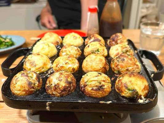 大きいアオリイカのゲソと目の周りの肉はタコ焼きならぬイカ焼きに。アオリのダシが染み出して、濃厚な身とダブルで美味しい。蒸し焼き状態になるので、旨みが逃げず繊細な食感が残る。ズバリ、タコ焼きより上。 ©望月俊典