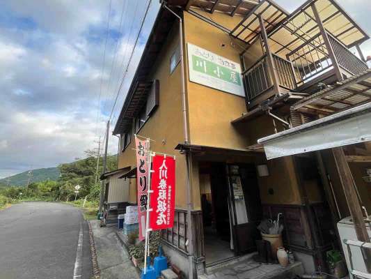 オトリ屋「川小屋」さん。静岡スマートインターから10分弱でアクセスも良い！お店の裏はすぐに藁科川。 ©釣りビジョン