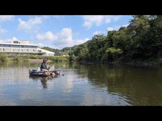 フローターで動き回れば、疲労困憊…それでもひたすら竿を振り続ける晁直。生粋のフィッシングバム！
