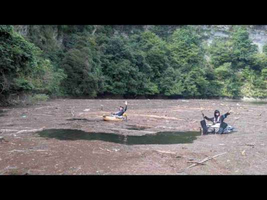 ウッドチップだらけの道なき道を切り開く、明徳（左）とIKE（右）。