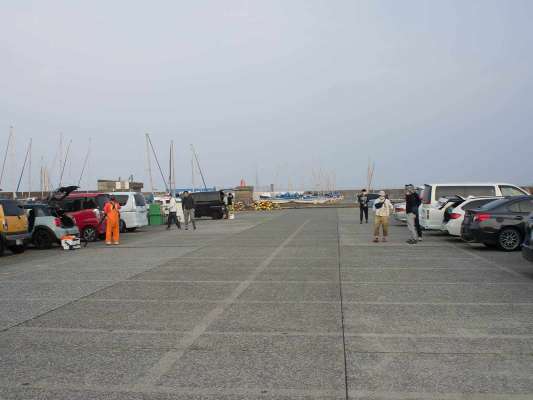 無料駐車場も広く、船宿、釣り物別に案内してくれる。 ©釣りビジョン