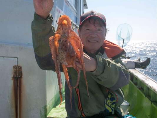 記者にはマダコがヒット！嬉しい！ ©釣りビジョン