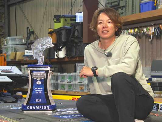 「DIVISION1」の勝者は伊藤巧。こちらは艇庫でコメント撮影を実施した際のワンシーン。バスマスターエリートシリーズの優勝者に贈られるブルートロフィーやセンチュリークラブベルト（1試合で100lb以上釣った選手のみに贈呈されるベルト）を見せてくれた。チャンピオンシップではどんなスタイルを見せてくれるのか！？