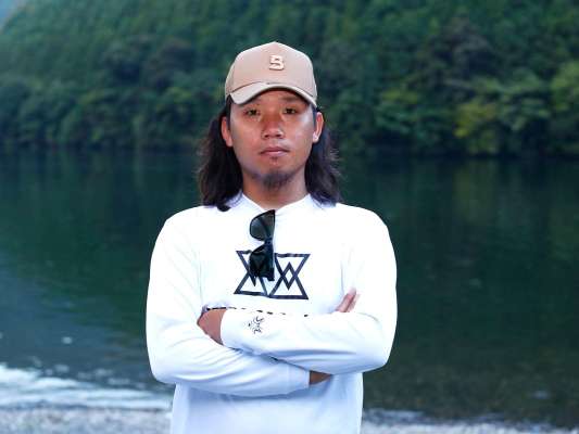 〝新世代バスアングラー決戦〟となった「DIVISION3」を突破したのは、西のデカバスハンター・三原直之。惜しまれながら2023年をもって「JB TOP50」を引退したが、過去に開催された七色ダム戦で優勝経験があるなど、実力は折り紙つき。サイトの達人として知られるが、ビッグベイトやトップウォーターなど、ストロングな釣りも得意としている職人肌のアングラーだ。