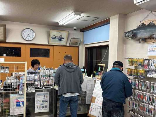 店奥のカウンターで乗船料と駐車料金の支払い。 ©釣りビジョン